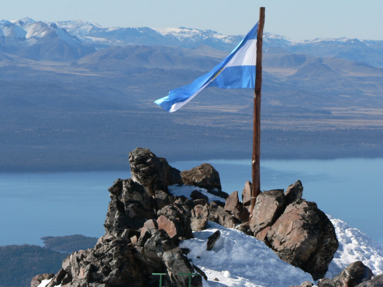 Argentinische Flagge im Bergland