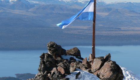 Argentinische Flagge im Bergland