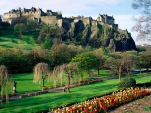 Der Artikel berichtet von der Vielfalt der schottischen Hauptstadt Edinburgh.