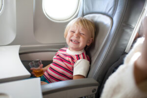 Der Artikel gibt Tipps für Flugreisen mit Kindern.