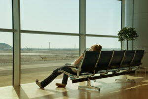 Frau schläft am Flughafen