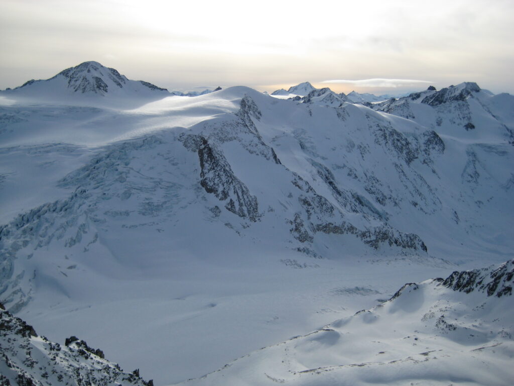 Der Artikel berichtet über einen Kurzurlaub in den schweizer Alpen. 