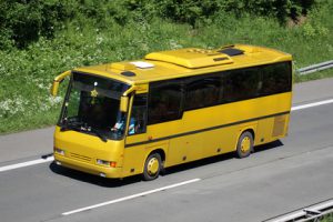 Ein gelber Fernbus auf der Autobahn