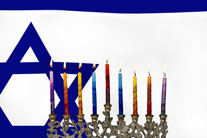 Hanukkah Menorah vor Israel Flagge
