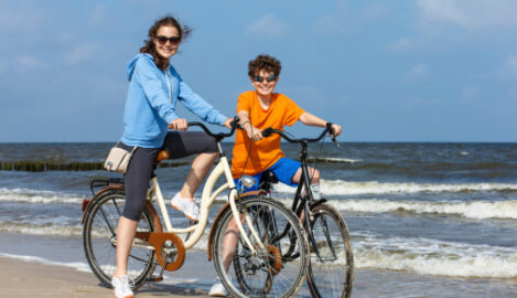 Junge und Mädchen am Strand